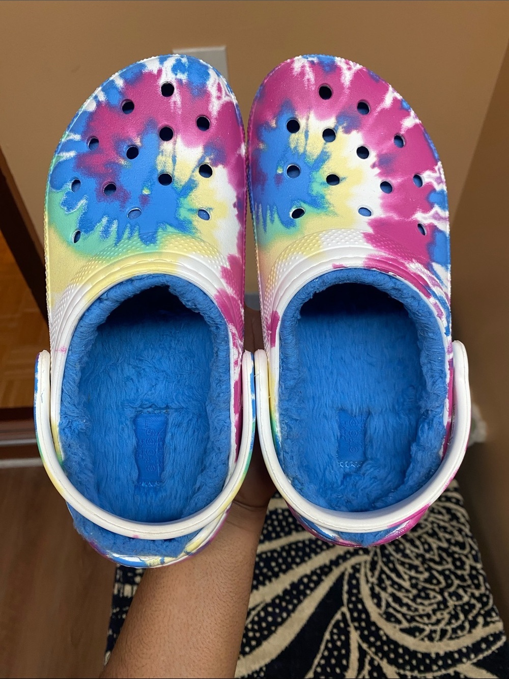Crocs Classic Comfort Faux Fur Lined Tie Dye Clogs Size 7 - Picture 16 of 17